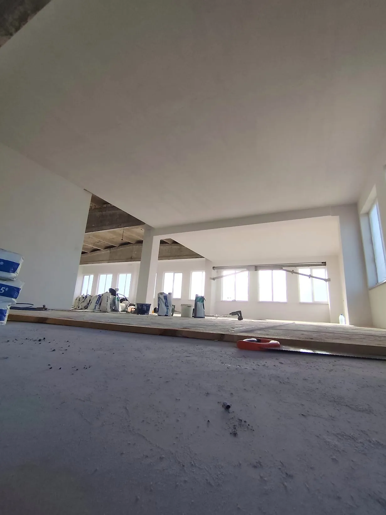 Plaša, gaiša komerctelpa pēc apmešanas