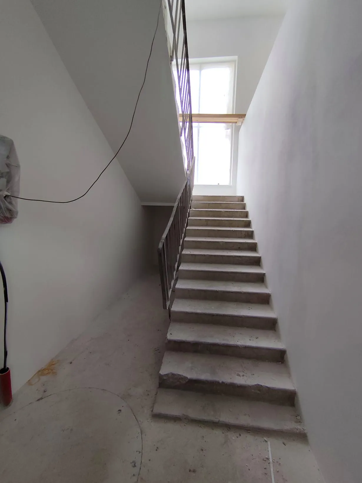 Apmestas kāpņu telpas sienas